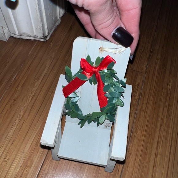 Mini Adirondack chair ornament with wreath - Picture 1 of 4
